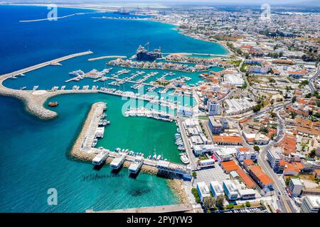 Drohnenaufnahme von Limassol Marina und Altstadt. Limassol, Zypern Stockfoto