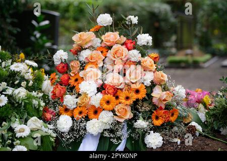 Stilvolle Beerdigungsblumen auf einem Grab nach einer Beerdigung Stockfoto