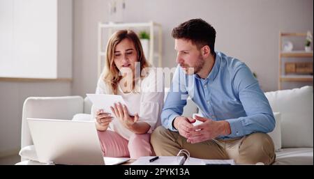 Lesen Des Papierbriefs. Gute Neuigkeiten Stockfoto