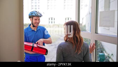 Pizzalieferant, Der Pizzaschachteln Verschenkt Stockfoto