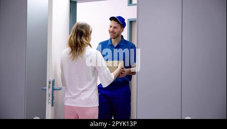 Glückliche Junge Frau, Die Die Paketbox Annimmt Stockfoto