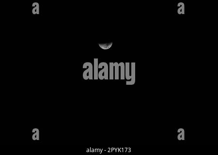 Der Mond am spanischen Himmel, Provinz Alicante, Costa Blanca, Spanien Stockfoto