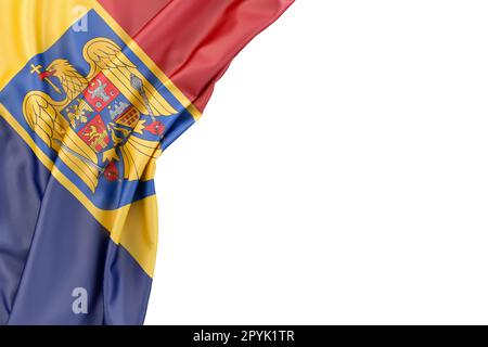 Rumänische Flagge mit Wappen in der Ecke auf weißem Hintergrund. 3D-Rendering. Isoliert Stockfoto