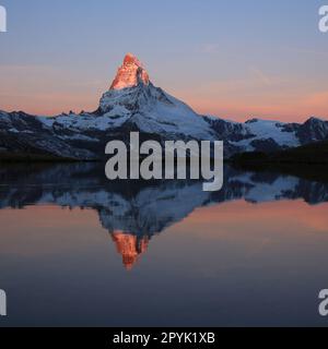 Der sonnenbeleuchtete Gipfel des Matterhorns, Schweiz. Stockfoto
