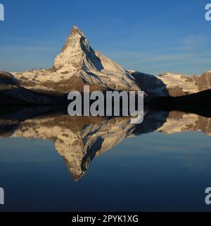 Der schneebedeckte Mount Matterhorn spiegelt sich im Stellisee-See. Stockfoto