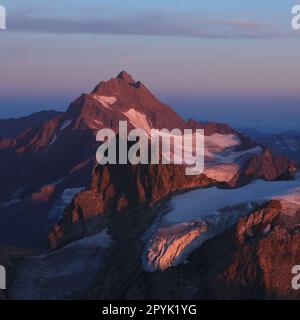 Hoher Berg im violetten Abendlicht, Blick vom Titlis, Schweiz. Stockfoto