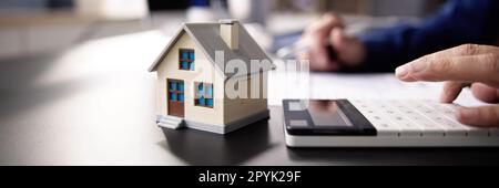 Person, Die Die Vermögenssteuer Mit Dem Rechner Berechnet Stockfoto
