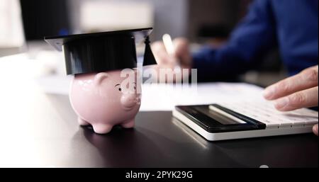 Budgetrechner Für Studiendarlehen Und Piggybank Stockfoto