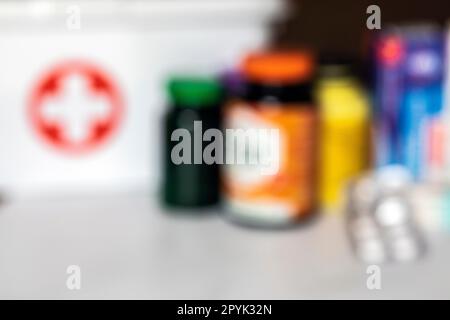 Geschäft Apotheke Regal Drogerie Drogerie Hintergrund Medikament leer Medizin Tisch Pharma Healthcare Care Konzept verschwimmen Business Raum Kopierraum für Text Stockfoto