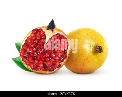 Granatapfelfrüchte mit Granatapfelblättern auf weißem Hintergrund Stockfoto