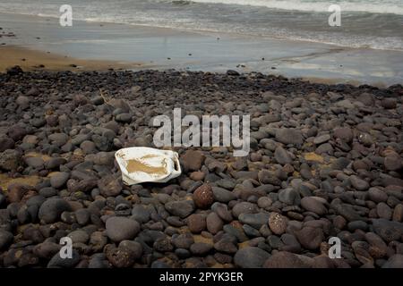 Die Plastikverschmutzung wurde am Ufer des Famara-Strandes auf Lanzarote, Kanarische Inseln, angespült. Stockfoto