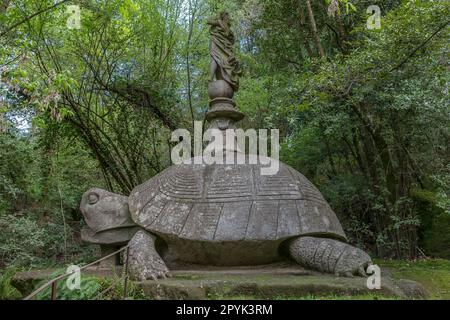 Antike Statue der gigantischen Schildkröte, überragt von der geflügelten Berühmtheit, Bomarzo, Italien Stockfoto