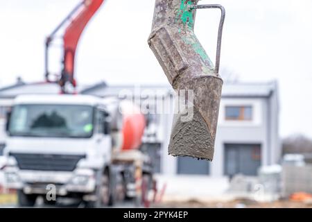 Beton aus einem Mischwagen mit Schlauch in das Fundament des Hauses gießen Stockfoto