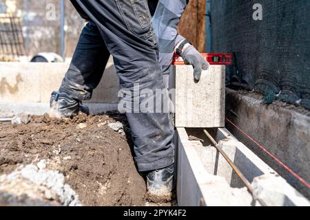 Das Fundament eines Hauses aus einer verlorenen Verschalung zu bauen Stockfoto