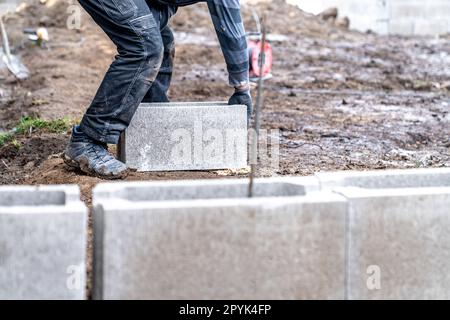 Das Fundament eines Hauses aus einer verlorenen Verschalung zu bauen Stockfoto