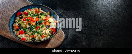 Ein Couscous-Teller serviert mit Gemüse und Kichererbsen Stockfoto