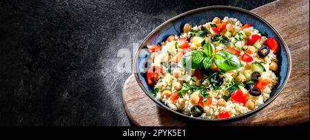 Ein Couscous-Teller serviert mit Gemüse und Kichererbsen Stockfoto