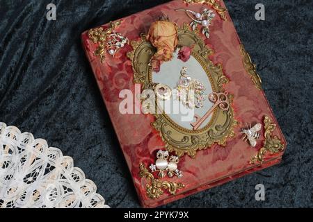 Antikes Buch Mit Bunten Edelsteinen. Märchenbuch Stockfoto