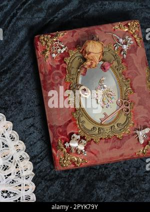 Antikes Buch Mit Bunten Edelsteinen. Märchenbuch Stockfoto