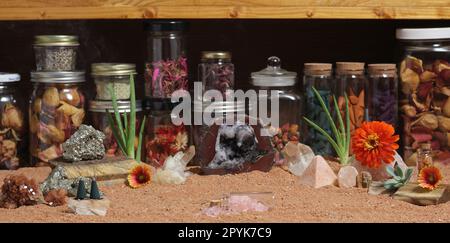 Chakra-Steine mit Aloe Vera und Räucherkegel auf australischem roten Sand Stockfoto