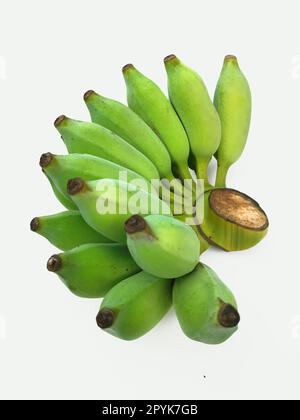 Frische grüne rohe Banane, isoliert auf weißem Hintergrund Stockfoto