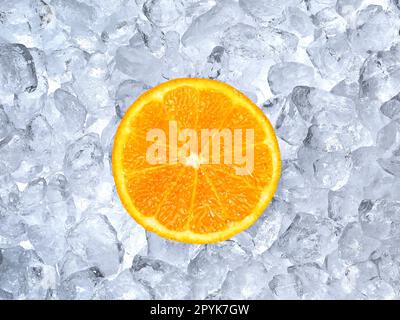 Frische Orange auf Eiswürfeln Stockfoto