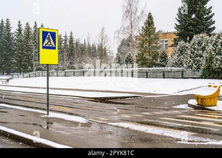 Gut sichtbares Straßenschild auf der Straße Stockfoto