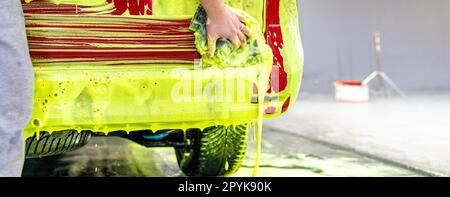 Die Autos in der Garage mit grünem Aktivschaum waschen Stockfoto