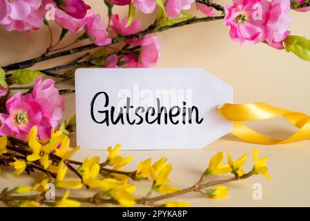 Dekoration Mit Frühlingsblumen, Etikett Mit Gutschein Bedeutet Gutschein Stockfoto