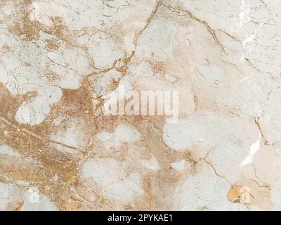 Marmorhintergrund aus einem riesigen weißen Felsen. Marmor mit Rissen. Hell, Grau, Beige, Pink, Gelb, Braun, natürliche Farben. Hintergrund Stockfoto