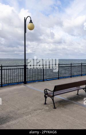 Miedzyzdroje Pier, langer Holzsteg, der vom Strand in die Ostsee führt, wunderschöne Küstenlandschaft, Miedzyzdroje, Wolin Island, Polen Stockfoto