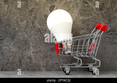 Warenkorb mit heller Glühbirne Stockfoto
