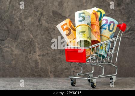 Wirtschaftskonzept. Einkaufswagen mit Euro-Banknoten. Stockfoto