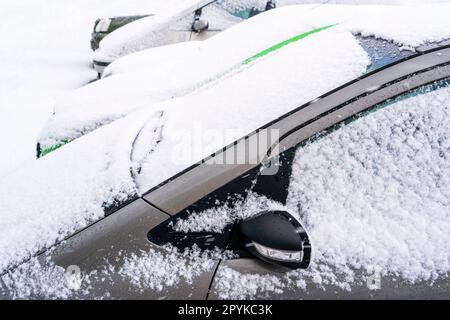 Geparkte Autos, die nach Schneesturm mit Schnee bedeckt waren Stockfoto