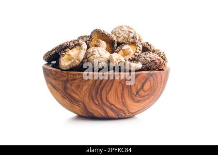 Getrocknete Shiitake-Pilze in Schüssel, isoliert auf weißem Hintergrund. Stockfoto