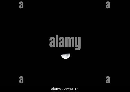 Der Mond am spanischen Himmel, Provinz Alicante, Costa Blanca, Spanien Stockfoto