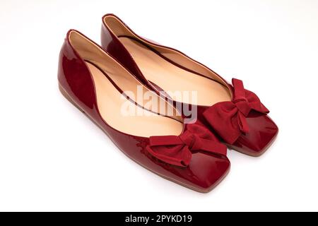 Rote Lacklederschuhe auf Weiß Stockfoto