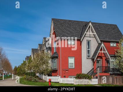 Eine perfekte Nachbarschaft. Häuser in einem Vorort am Frühling in Nordamerika. Außenfassade Des Immobiliengebäudes. Große Zollhäuser mit schön gestaltetem f Stockfoto