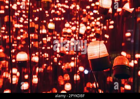 Viele leuchtende und leuchtende rote blinken als Hintergrund Stockfoto