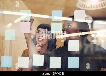 Sie sind voller Ideen für dieses Projekt. Zwei Designer führen ein Brainstorming durch. Stockfoto