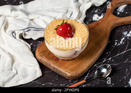 Erdbeermagnolie. Magnolia-Dessert in Schüssel mit Sahne und Erdbeere Stockfoto