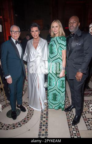 New York, Usa. 03. Mai 2023. NEW YORK, NEW YORK - MAI 03: (L-R) Tommy Hilfiger, Kris Jenner, Dee Ocleppo und Corey Gamble nehmen am 03. Mai 2023 in New York City an den jährlichen ACE Awards des Accessories Council 27. auf der Cipriani 42. Street Teil. (Foto: Ron Adar/SOPA Images/Sipa USA) Guthaben: SIPA USA/Alamy Live News Stockfoto