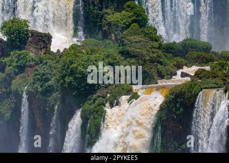 Aus nächster Nähe sehen Sie mächtige rauschende Wasserfälle und üppige grüne Vegetation, Iguazu Falls, Argentinien Stockfoto