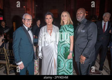 New York, Usa. 03. Mai 2023. NEW YORK, NEW YORK - MAI 03: (L-R) Tommy Hilfiger, Kris Jenner, Dee Ocleppo und Corey Gamble nehmen am 03. Mai 2023 in New York City an den jährlichen ACE Awards des Accessories Council 27. auf der Cipriani 42. Street Teil. (Foto: Ron Adar/SOPA Images/Sipa USA) Guthaben: SIPA USA/Alamy Live News Stockfoto