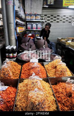 Der farbenfrohe Mae Klong Railway Market südwestlich von Bangkok, Thailand. Stockfoto