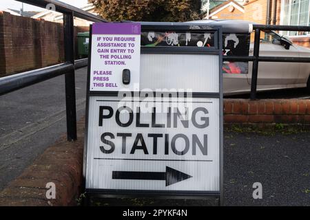 Eton Wick, Windsor, Berkshire, Großbritannien. 4. Mai 2023. Ein Polling Station Schild in Eton Wick, Windsor, Berkshire am Tag der Kommunalwahlen. Kredit: Maureen McLean/Alamy Live News Stockfoto