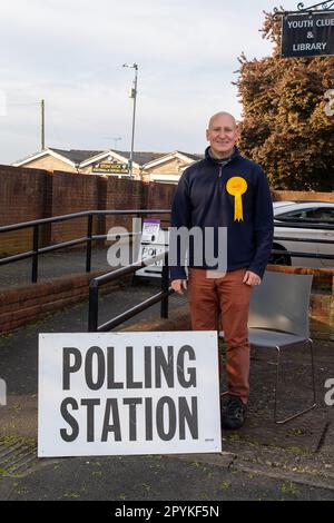 Eton Wick, Windsor, Berkshire, Großbritannien. 4. Mai 2023. Kandidat der Liberaldemokraten, Julian Tisi, in der Wahlstation in Eton Wick, Windsor, Berkshire am Tag der Kommunalwahlen. Lib Dems hofft, mehr Stimmen in einem seit vielen Jahren sicheren konservativen Sitz zu gewinnen. Kredit: Maureen McLean/Alamy Live News Stockfoto