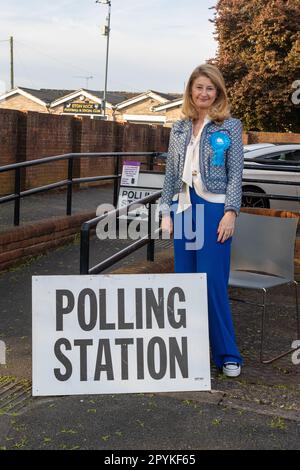 Eton Wick, Windsor, Berkshire, Großbritannien. 4. Mai 2023. Konservative Kandidatin und Stellvertretender Führer, Royal Borough of Windsor und Maidenhead, Samantha Rayner an der Wahlstation in Eton Wick, Windsor, Berkshire am Tag der Kommunalwahlen. Kredit: Maureen McLean/Alamy Live News Stockfoto