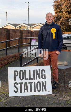 Eton Wick, Windsor, Berkshire, Großbritannien. 4. Mai 2023. Kandidat der Liberaldemokraten, Julian Tisi, in der Wahlstation in Eton Wick, Windsor, Berkshire am Tag der Kommunalwahlen. Lib Dems hofft, mehr Stimmen in einem seit vielen Jahren sicheren konservativen Sitz zu gewinnen. Kredit: Maureen McLean/Alamy Live News Stockfoto