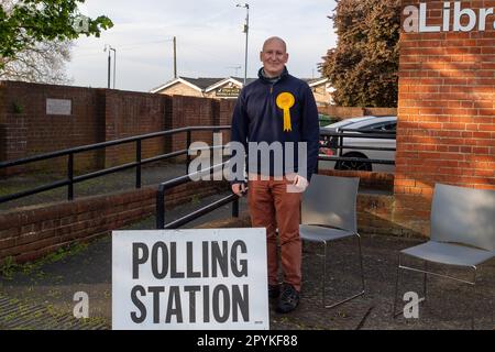 Eton Wick, Windsor, Berkshire, Großbritannien. 4. Mai 2023. Kandidat der Liberaldemokraten, Julian Tisi, in der Wahlstation in Eton Wick, Windsor, Berkshire am Tag der Kommunalwahlen. Lib Dems hofft, mehr Stimmen in einem seit vielen Jahren sicheren konservativen Sitz zu gewinnen. Kredit: Maureen McLean/Alamy Live News Stockfoto